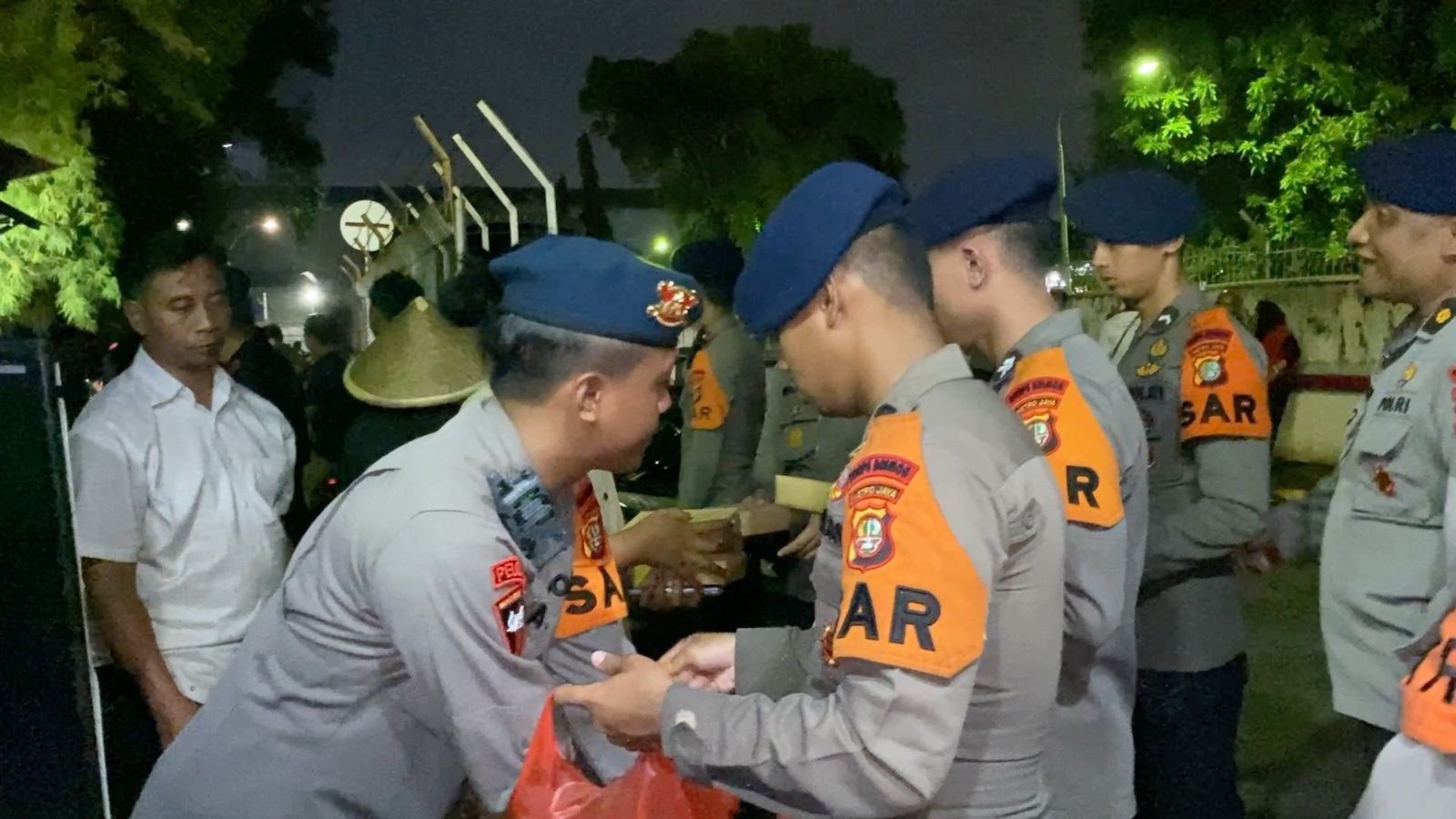 MCI Media : Batalyon B Pelopor Brimob Polda Metro Jaya Gelar Dapur Lapangan untuk Warga Terdampak Banjir di Rawa Teratai, Jakarta Timur