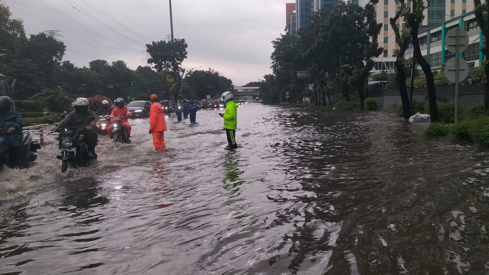 MCI News : Indonesia News : Sapulidi News : Banjir Rendam Sejumlah Ruas Jalan Jakarta, Brimob–Lantas–Polair PMJ Bergerak Cepat, Polri Siagakan 128.247 Personel Secara Nasional